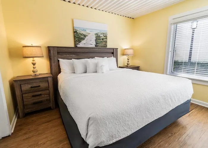 Two Bedroom Villa Sleeps 6 Has 2 Queen And 1 King