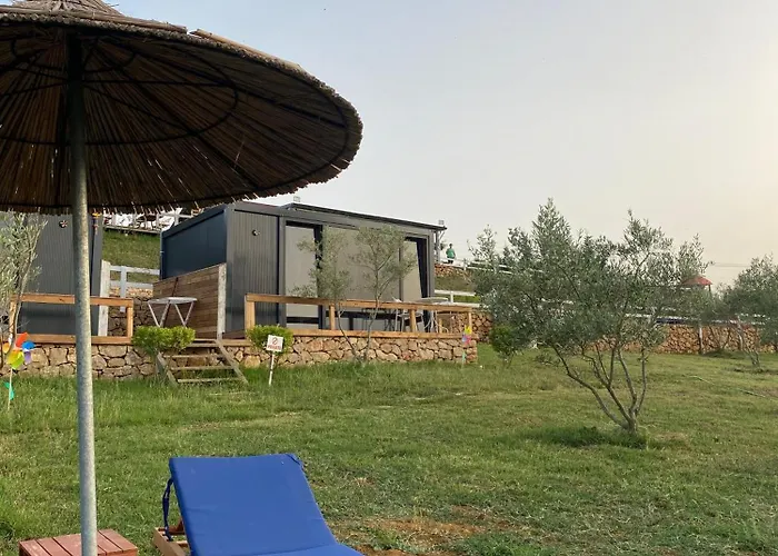 Shtepiza Lio Liqeni Merhojes