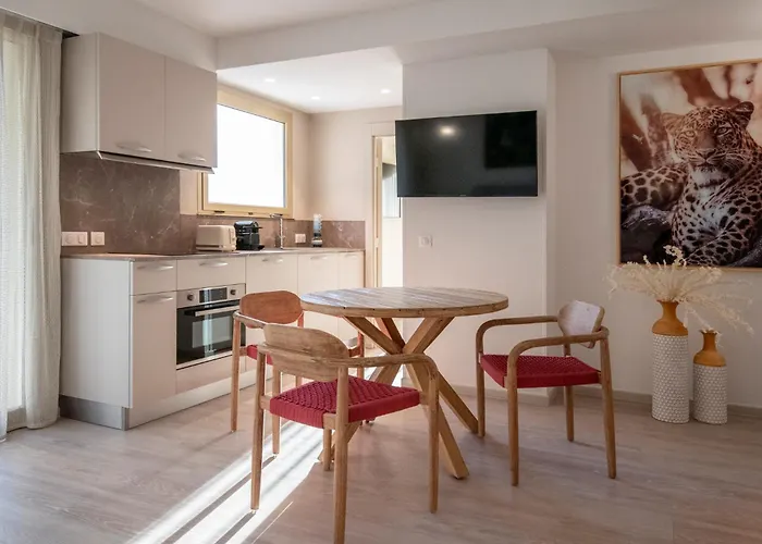 Residence Hoteliere Chambord Au Coeur De Menton - Entierement Renovee