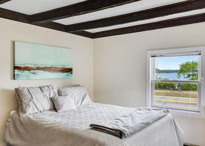 Family Lakeside Escape With Private Beach And Calm Waters