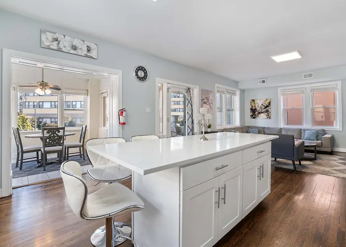 Luxe Beach Estate - 4 Bedrooms And 3 Bathrooms