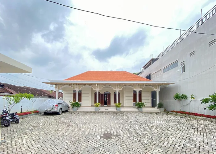 Urbanview Raden Mansion Jember