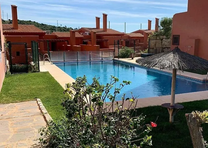 Apartamento De Tres Dormitorios Muy Espacioso Con Jardines Y Piscinas