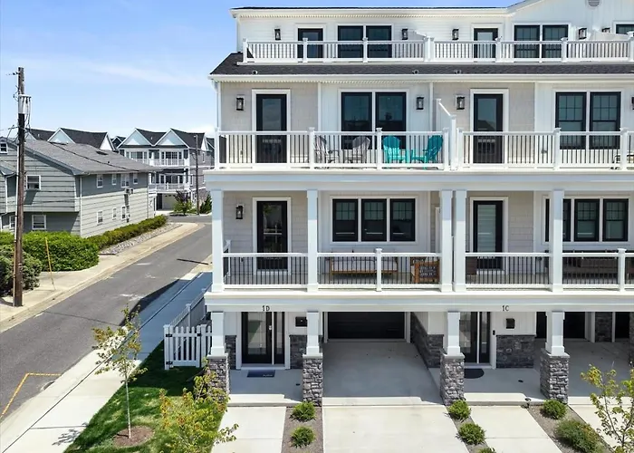 Spacious Newly Built Townhouse 2 Blocks To Beach
