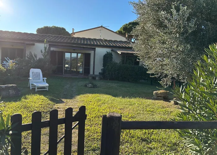Casa Ale con piscina comune e bellissimo giardino a 5 minuti dal mare