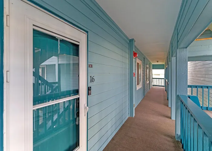Hang Ten Hideaway, Pool, Condo, Parking - 6 Person Max Occupancy