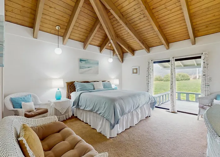 Ocean-View Manor With Large Yard Walk To Beach