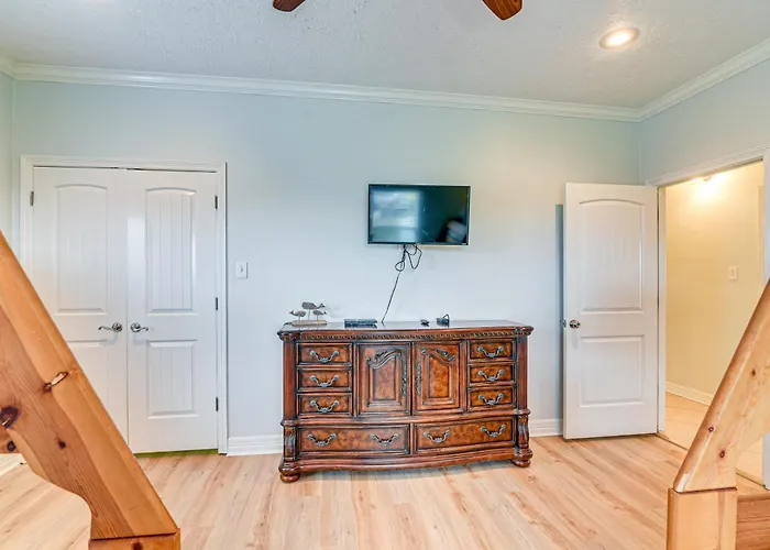 Walk To Shore: Crystal Beach Family Home W/ Deck!
