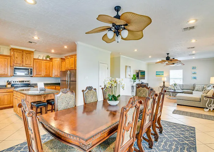Walk To Shore: Crystal Beach Family Home W/ Deck!