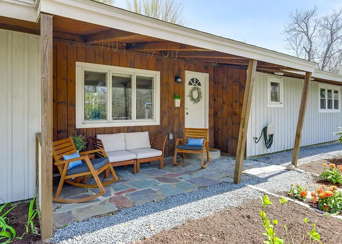 Steps To Beaches & Main Street: Hyannis Retreat