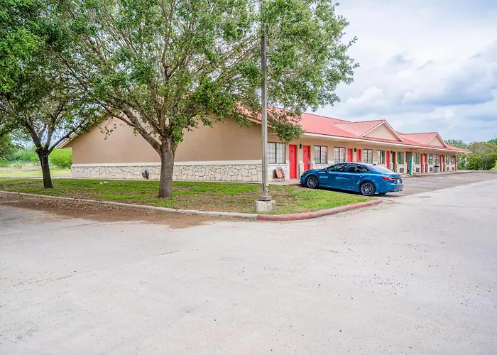 Days Inn & Suites By Wyndham Beeville