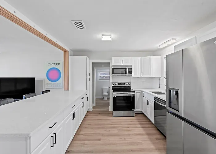 Palms Retreat In Central Largo - Mins To The Sand!