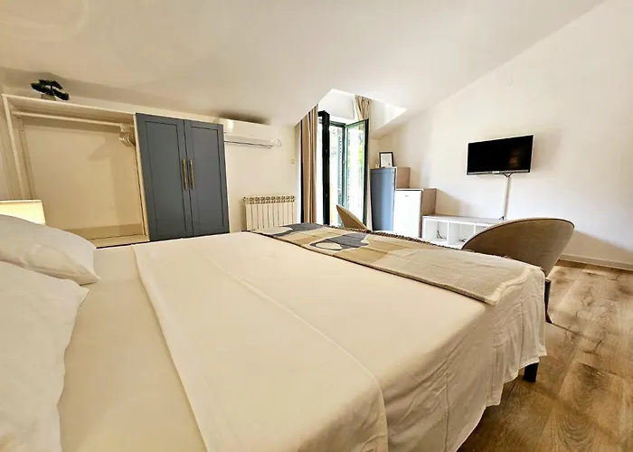 Ana Rooms