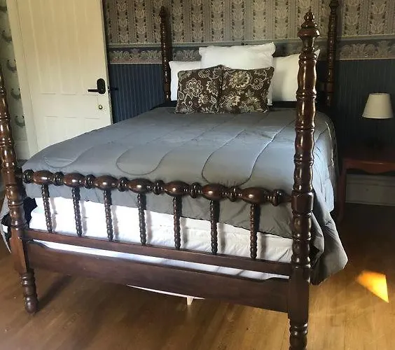 Carriage House Bed And Breakfast