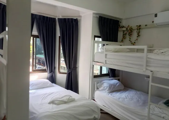 Montana Hotel & Hostel Phuket