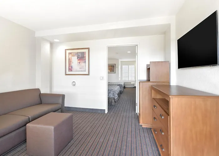 Anaheim Desert Inn & Suites