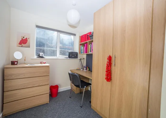 3 Bedroom Ensuite Apartment Deacon house Leicester Min 2 weeks