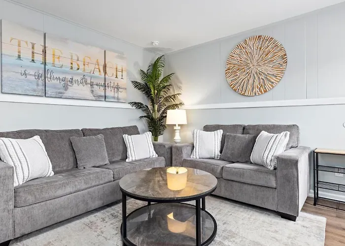 Modern Beach Retreat Sleeps 8 - Big Yard & Bbq