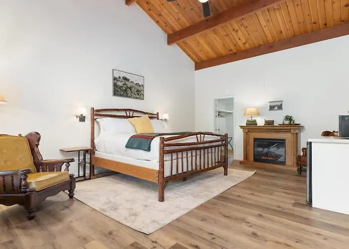 Camp Nelson Lodge Room 6