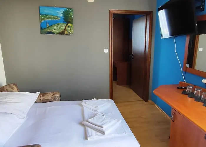Grand - Beachfront Rooms & Apartments