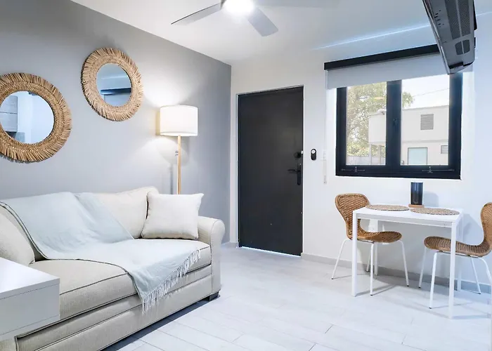 Aqua Villas Del Mar Apt 2 - 2 Bedroom Steps To Beach & Walk To Dine, The Best Location!