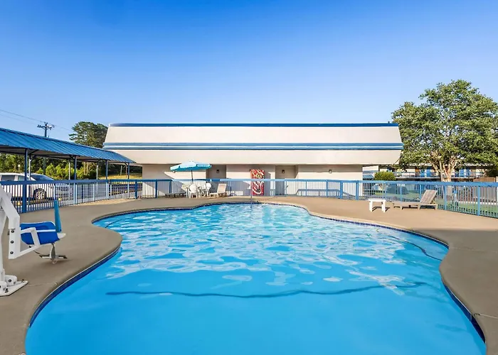 Super 8 By Wyndham Commerce