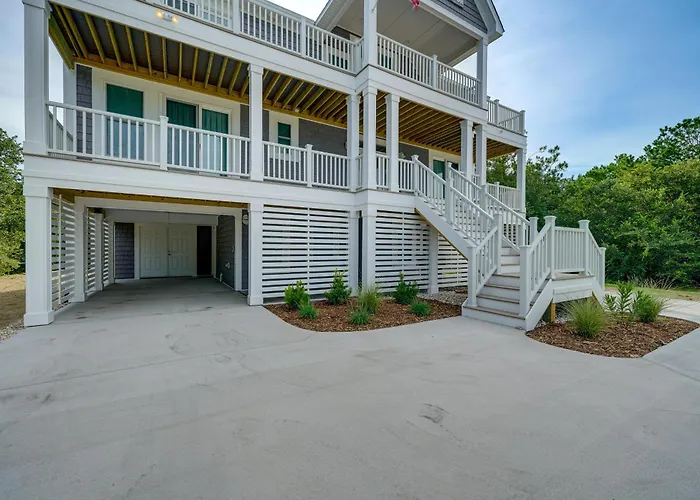 Walk To Beach: Southern Shores Retreat W/ Hot Tub