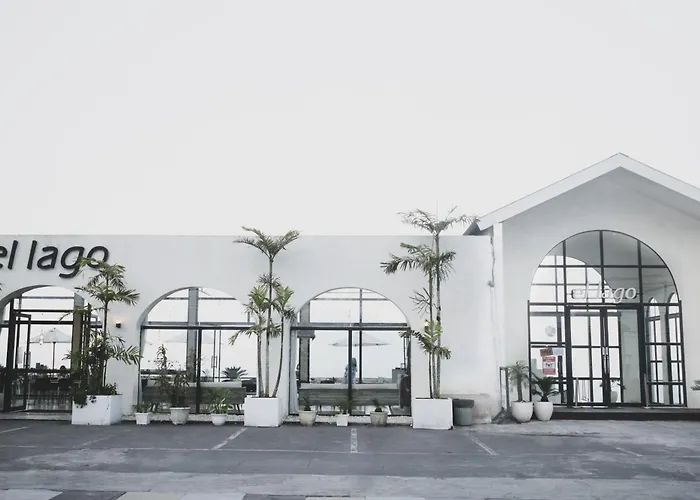 El Lago Hotel