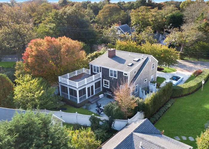 Modern Saltbox In Edgartown Village