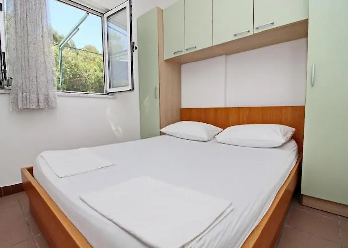 Apartments Neven - One Bedroom Apartment With Terrace And Garden View A2