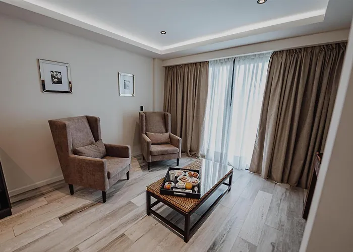 La Urumpta Hotel, Aken Mind