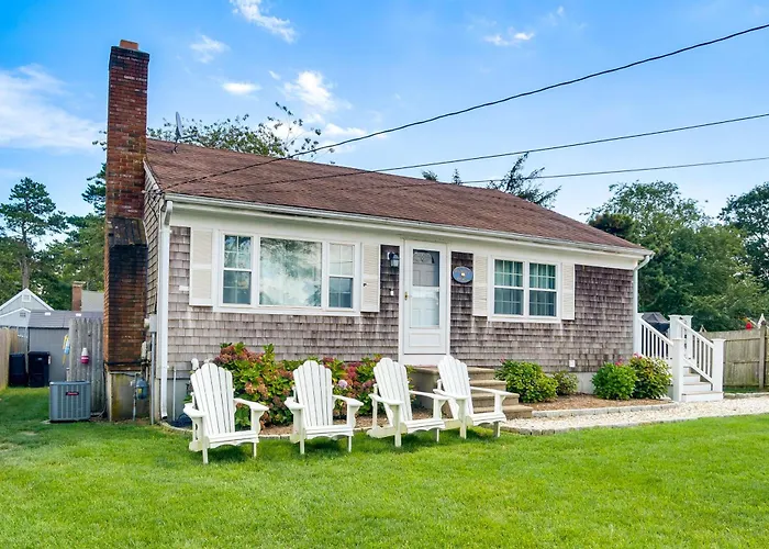 Walk To Haigis Beach: Cape Cod Retreat W/ Deck!