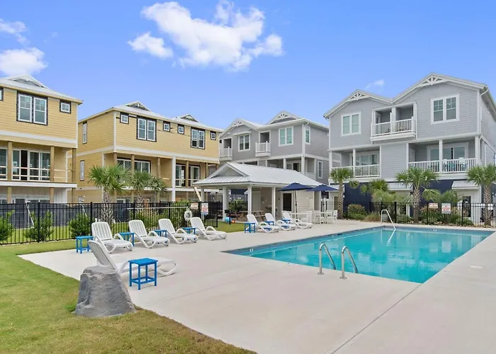 Luxury Beach Condo 5 Min Walk To Beach & Shops!