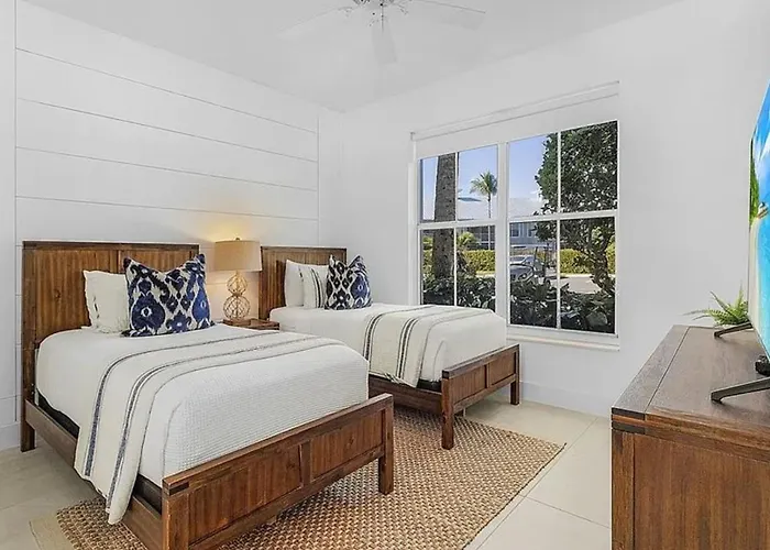 Greenlinks Golf Villas In Lely Resort