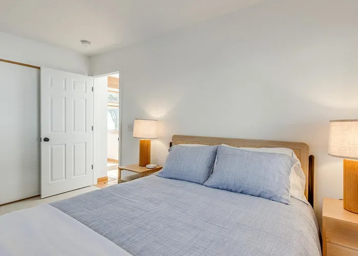 Oceanside Escape W/ Stunning Views: Walk To Beach!