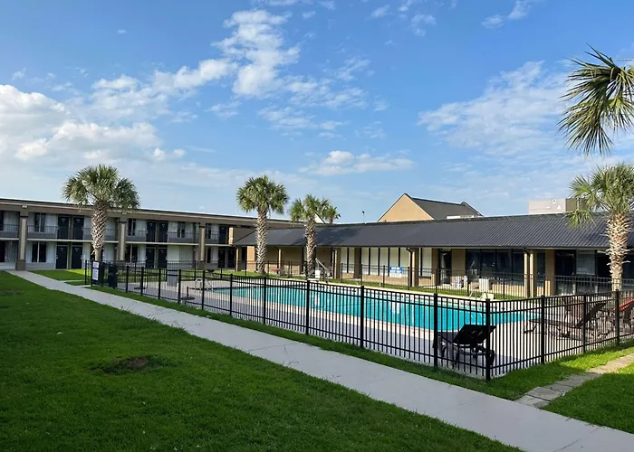 Days Inn & Suites By Wyndham Jennings