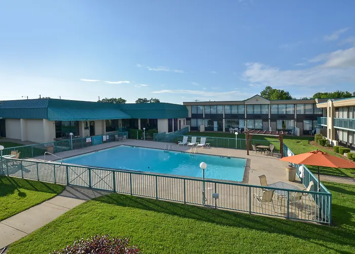 Days Inn By Wyndham Pittsburg Ks