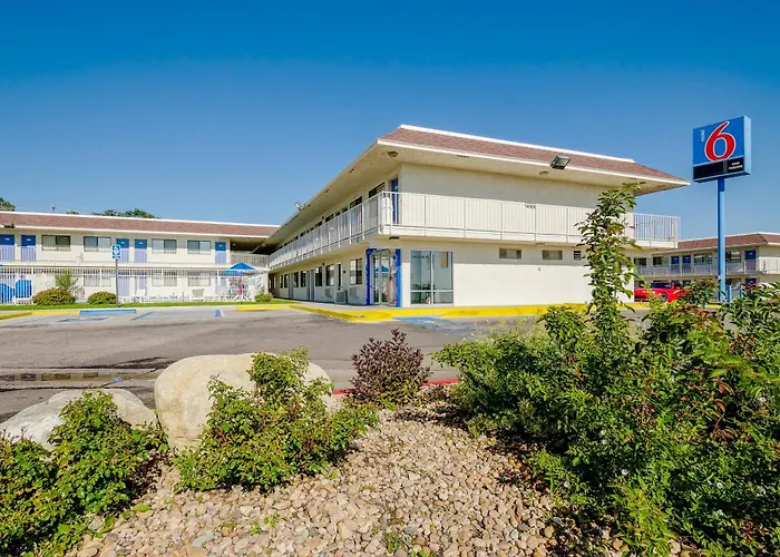 Motel 6 Thornton
