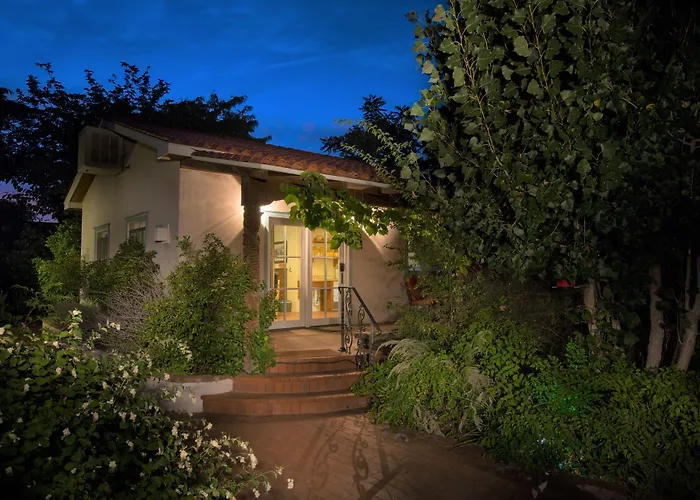 Casa Blanca Inn And Suites