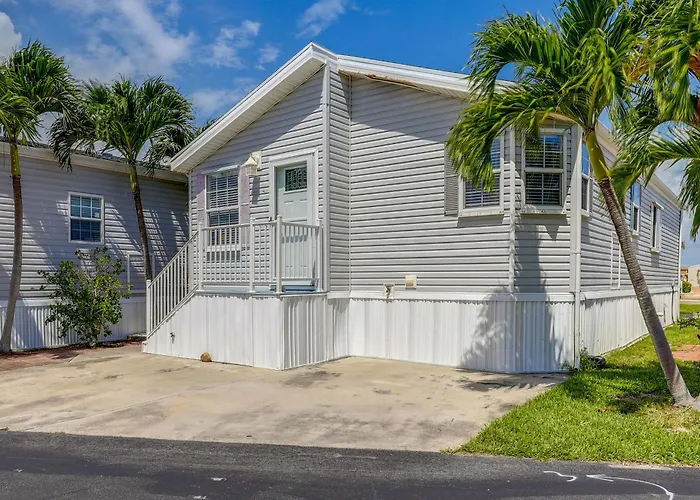 Pool Access, Walk To Beach! Cozy Jensen Beach Home