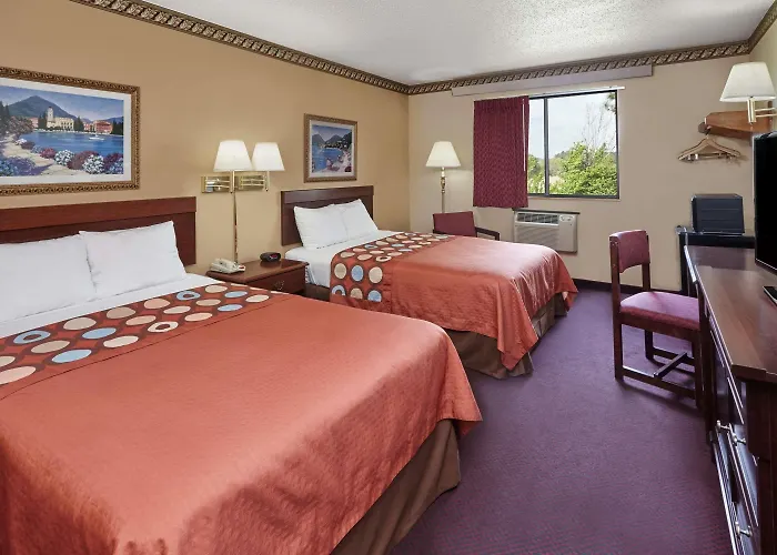 Super 8 By Wyndham Greenville