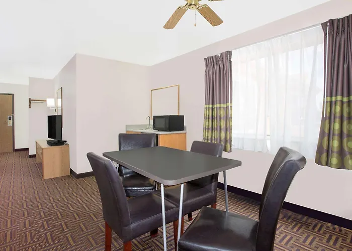 Super 8 By Wyndham Bloomfield