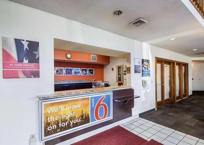 Motel 6-Saukville, Wi