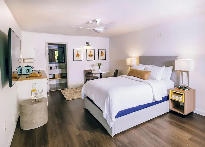 Days Inn & Suites By Wyndham Peachtree City