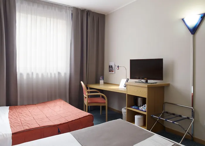 City Hotel & Suites