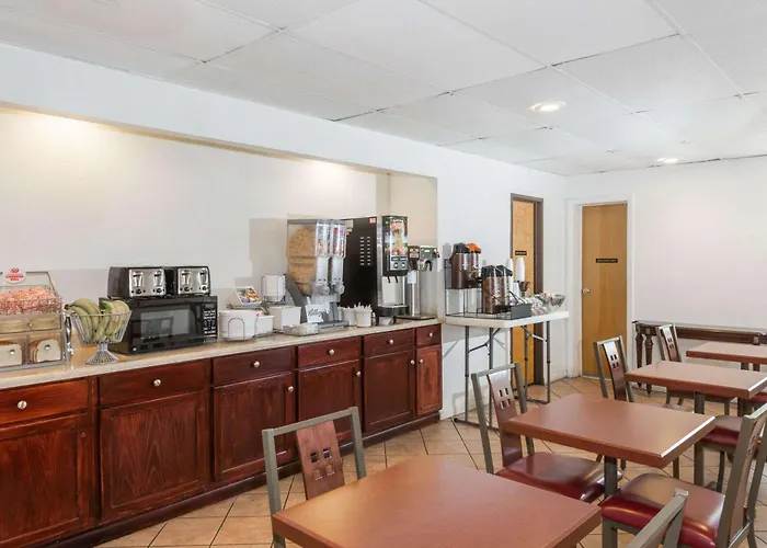Super 8 By Wyndham Pompano Beach