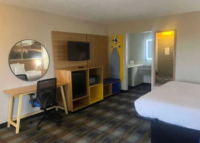 Days Inn & Suites By Wyndham Mobile