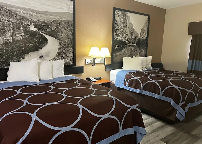 Hotel Piney Woods