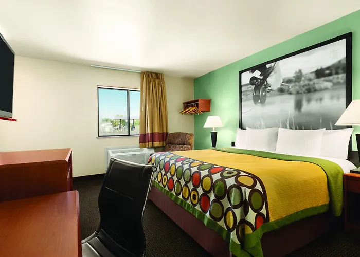 Super 8 By Wyndham Conrad