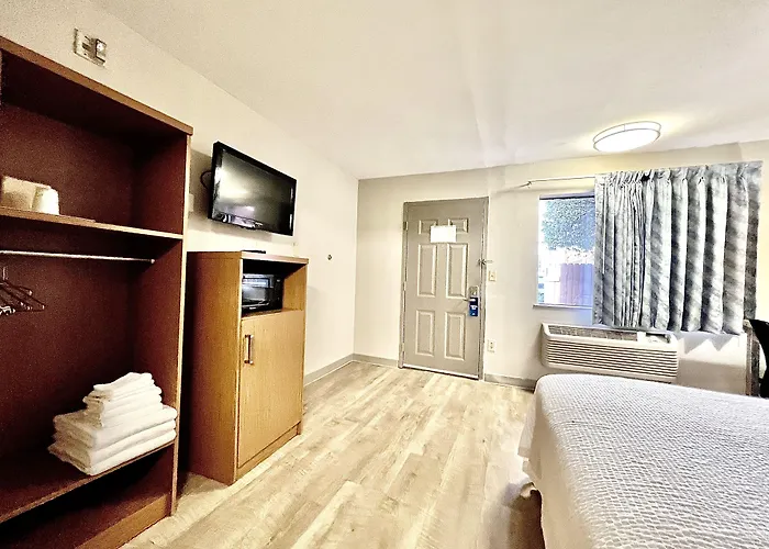Days Inn & Suites By Wyndham Arlington Near Six Flags